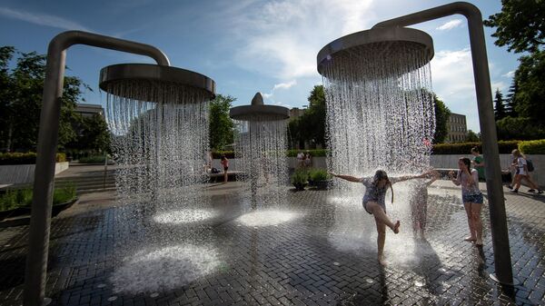 Дети купаются в фонтане в Вильнюсе, Литва