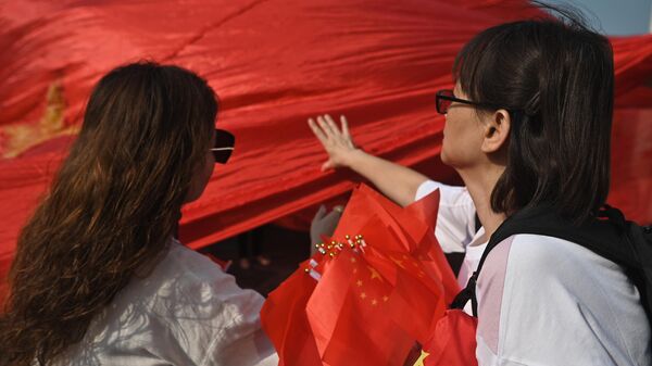 Девушки с китайскими флагами в Гонконге