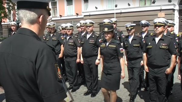 Появилось видео награждения потерявшей туфлю участницы парада в Калининграде