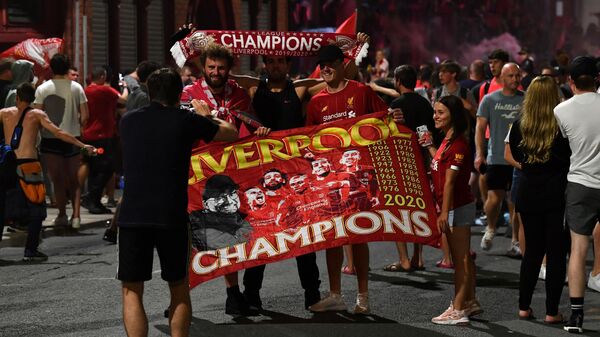 Болельщики Ливерпуля празднуют победу своей команды в чемпионате Англии по футболу у домашнего стадиона Энфилд