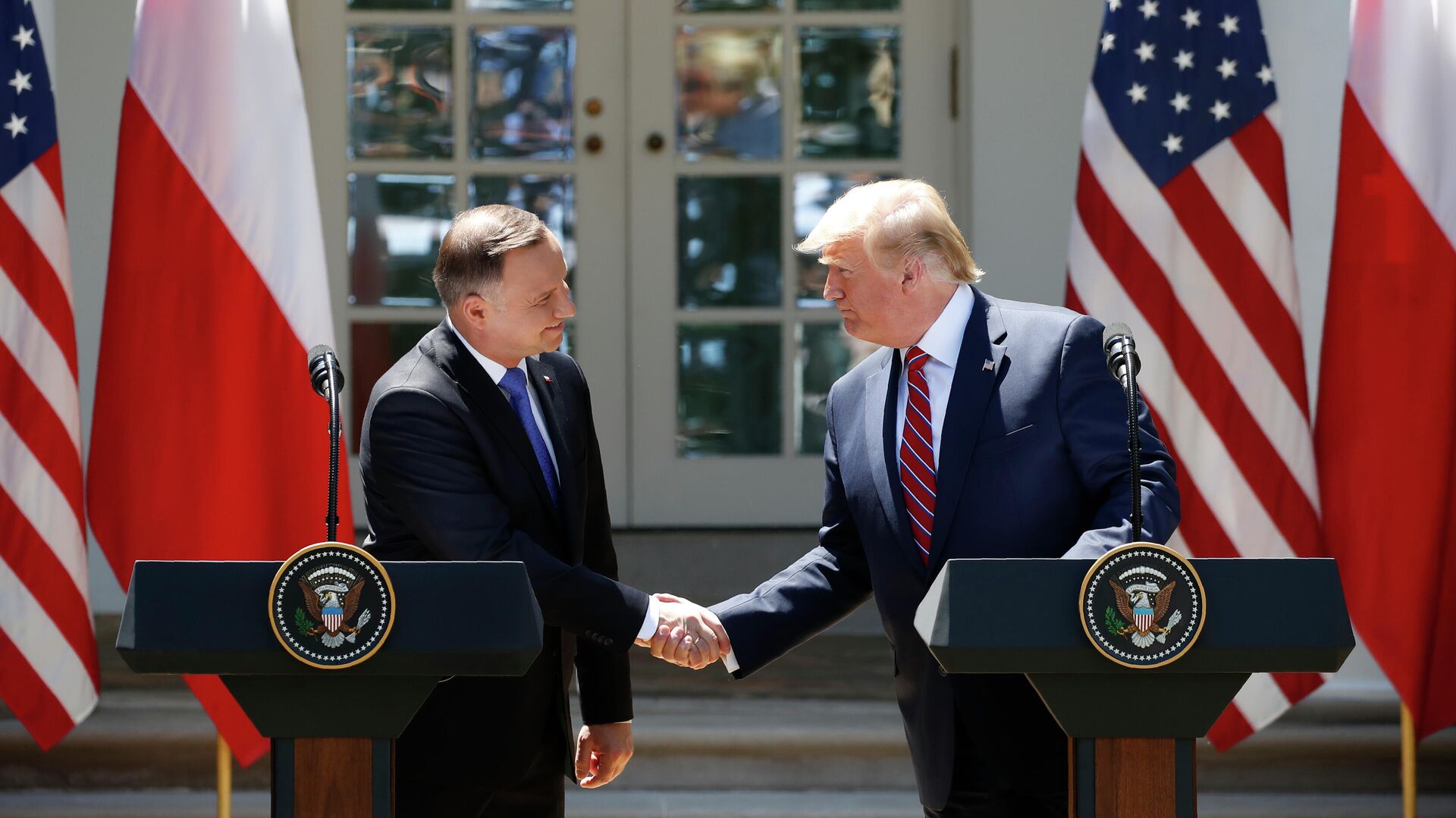 Президент США Дональд Трамп и президент Польши Анджей Дуда во время пресс-конференции  - РИА Новости, 1920, 26.06.2020