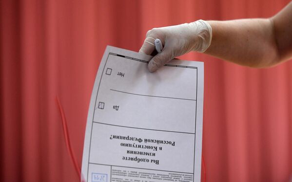 Голосование по вопросу принятия поправок в Конституцию РФ на избирательном участке в Москве