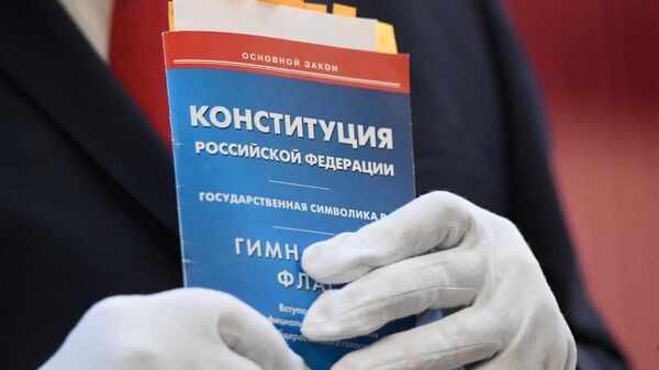 Брошюра с текстом Конституции РФ в руках лидера ЛДПР Владимира Жириновского во время голосования по вопросу принятия поправок в Конституцию РФ 
