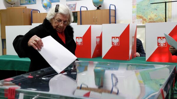 :Женщина на избирательном участке в Варшаве, Польша 