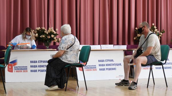 Жители на избирательном участке в Москве, где проходит голосование по вопросу принятия поправок в Конституцию РФ