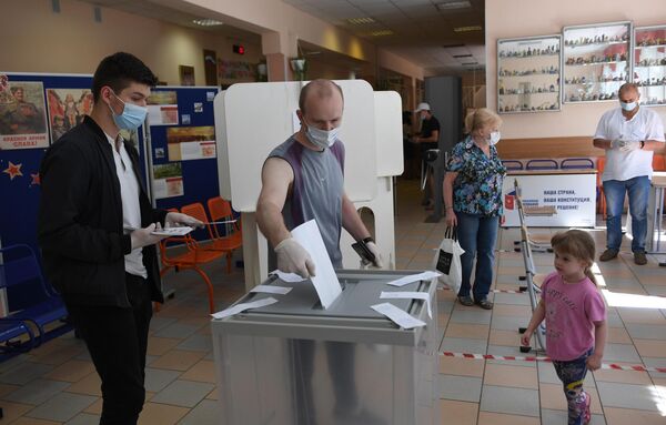 Мужчина во время голосования по вопросу принятия поправок в Конституцию РФ на избирательном участке в Москве