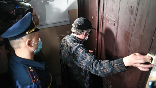 Актер Михаил Ефремов во время возвращения после допроса по делу о ДТП в квартиру в Плотниковом переулке в Москве