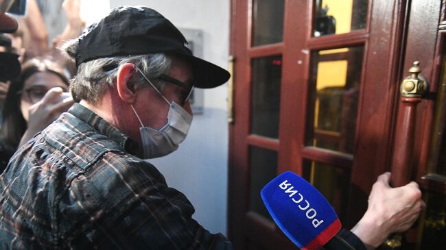 Актер Михаил Ефремов во время возвращения после допроса по делу о ДТП в квартиру в Плотниковом переулке в Москве