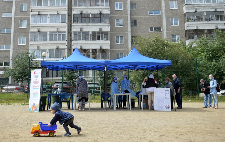 Мобильный избирательный пункт во дворе жилого дома в Екатеринбурге, где проходит голосование по вопросу принятия поправок в Конституцию РФ