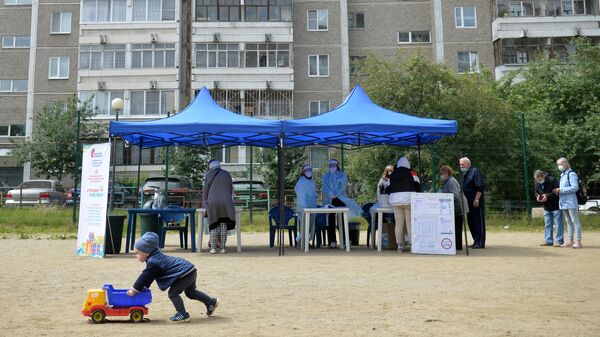 Мобильный избирательный пункт во дворе жилого дома в Екатеринбурге, где проходит голосование по вопросу принятия поправок в Конституцию РФ