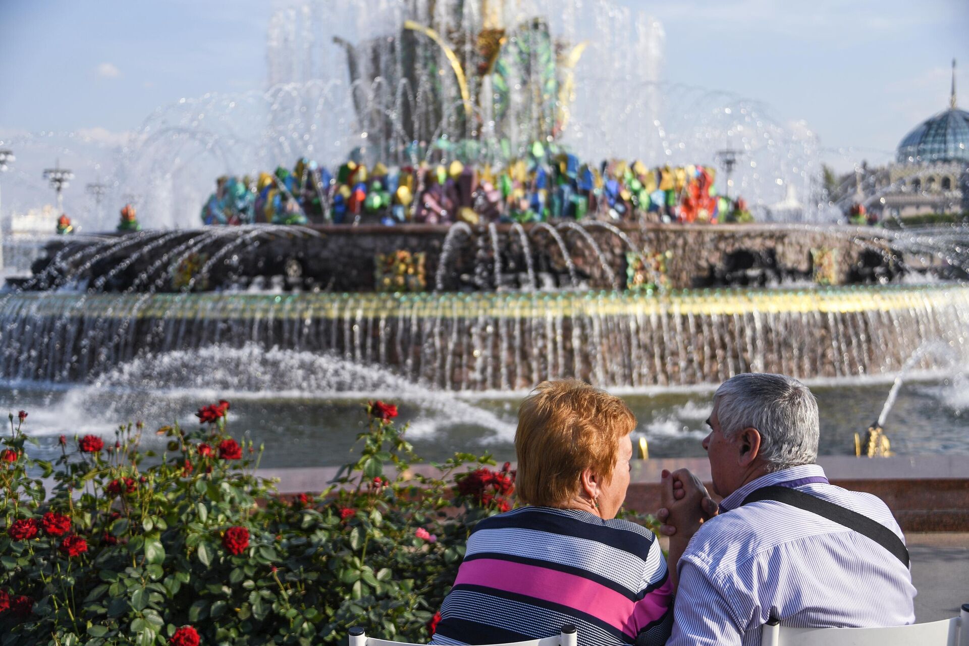 Люди отдыхают у фонтана Дружба народов на ВДНХ в Москве - РИА Новости, 1920, 21.04.2021