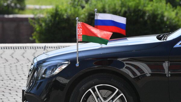 Флаги России и Белоруссии на капоте автомобиля