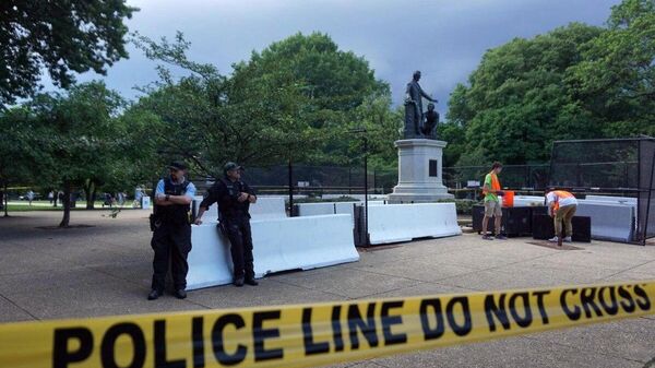 Сотрудники коммунальных служб устанавливают ограждение у памятника Аврааму Линкольну в парке Вашингтона