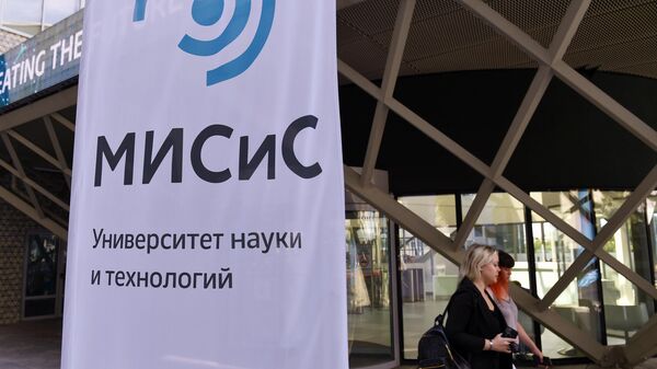 Девушки на территории Национального исследовательского технологического университета МИСиС в Москве