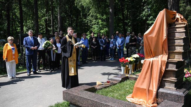 Председатель комитета Государственной Думы РФ по международным делам Леонид Слуцкий  на открытии памятника поэту Андрею Дементьеву на Кунцевском кладбище Москвы