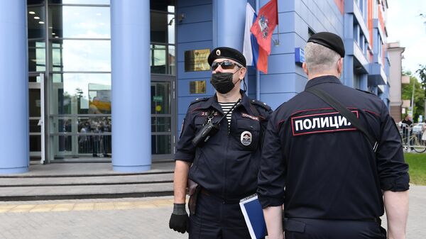 Сотрудники полиции возле здания Мещанского суда в Москве, где будет оглашен приговор по делу Седьмой студии