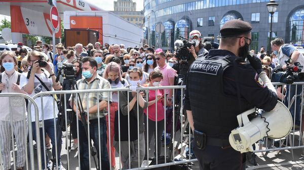 Люди перед зданием Мещанского суда в Москве, где будет оглашен приговор по делу Седьмой студии