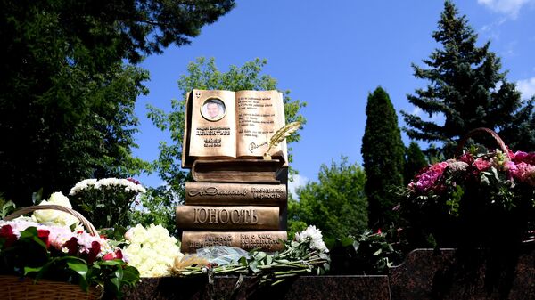 Открытие памятника поэту Андрею Дементьеву на Кунцевском кладбище Москвы