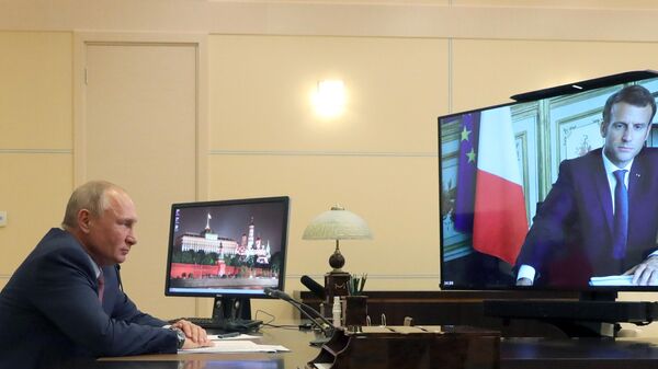 Президент РФ Владимир Путин во время встречи в режиме видеоконференции с президентом Франции Эммануэлем Макроном