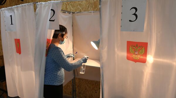 Санитарная обработка кабинок для голосования на избирательном участке в поселке Слизнево Красноярского края