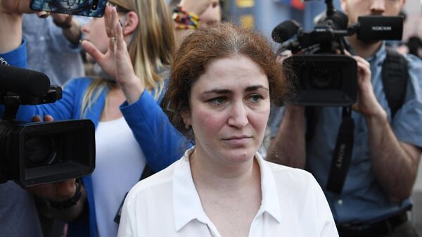 Софья Апфельбаум отвечает на вопросы журналистов возле здания Мещанского суда Москвы после оглашения приговора по делу Седьмой студии