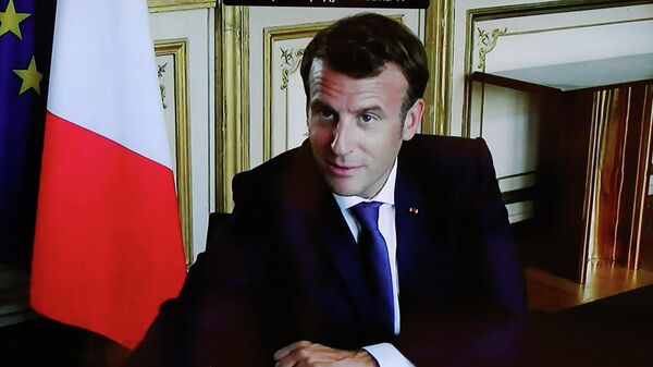 Монитор с изображением президента Франции Эммануэля Макрона во время встречи в режиме видеоконференции с президентом РФ Владимиром Путиным