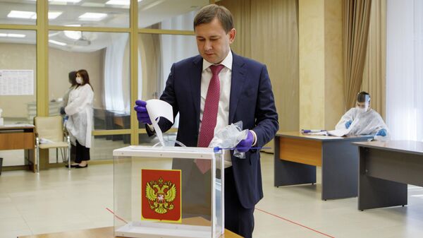 Председатель Воронежской областной думы Владимир Нетёсов голосует по поправкам в Конституцию РФ 