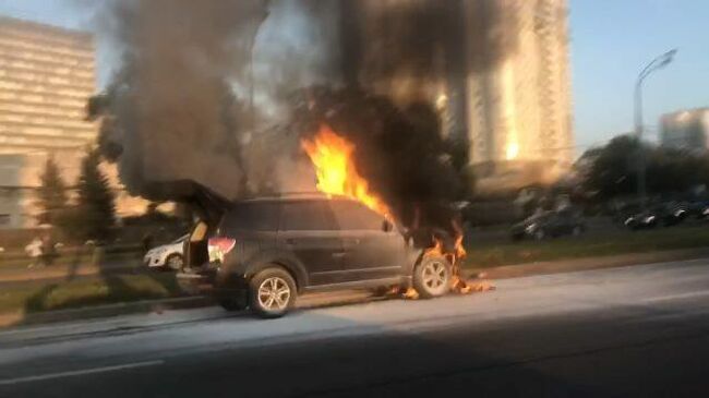 Кадры горящего автомобиля на проспекте Вернадского в Москве 