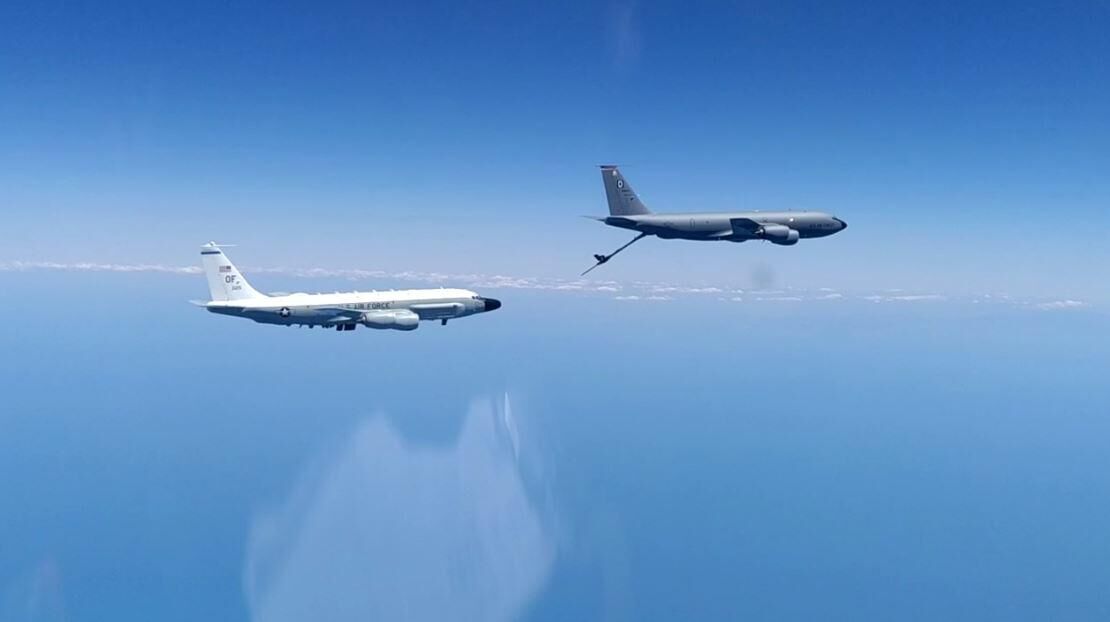 Самолет-разведчик RC-135 и самолет-заправщик КС-135 ВВС США над Черным морем. 26 июня 2020 - РИА Новости, 1920, 19.02.2021