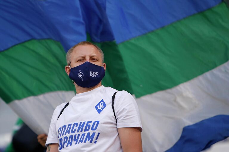 Болельщик ФК Крылья Советов в футболке с надписью Спасибо врачам ! во время матча 23-го тура чемпионата России по футболу среди клубов Премьер-лиги между командами ФК Крылья Советов (Самара) и ФК Ахмат (Грозный).
Болельщик ФК Крылья Советов в футболке с надписью Спасибо врачам ! во время матча 23-го тура чемпионата России по футболу среди клубов Премьер-лиги между командами ФК Крылья Советов (Самара) и ФК Ахмат (Грозный).