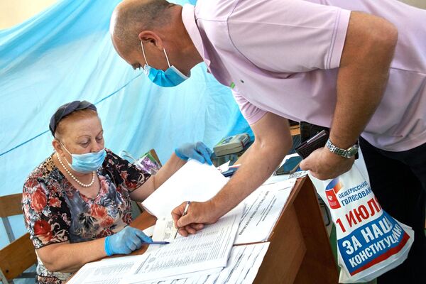 Мужчина на избирательном участке в Севастополе, где проходит голосование по вопросу принятия поправок в Конституцию РФ