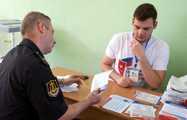 Военнослужащий на избирательном участке в Севастополе, где проходит голосование по вопросу принятия поправок в Конституцию РФ