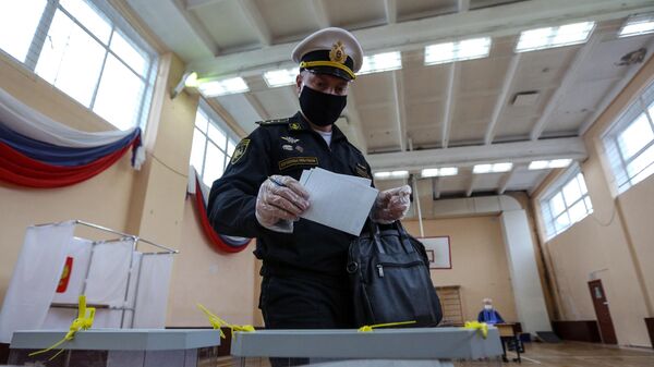 Военнослужащий Северного флота РФ на избирательном участке в Североморске, где проходит голосование по вопросу принятия поправок в Конституцию РФ