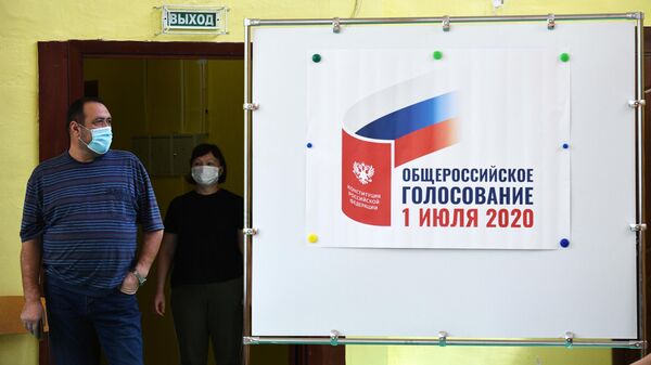 Избиратели на избирательном участке во время голосования по внесению поправок в Конституцию РФ