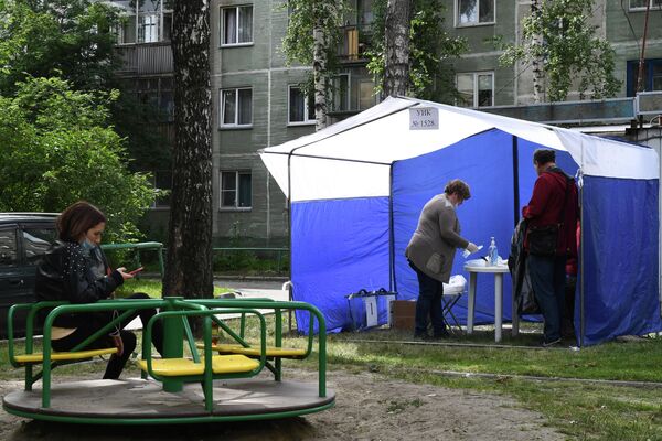 Избирательный участок на придомовой территории в Новосибирске во время голосования по внесению поправок в Конституцию РФ