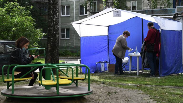 Избирательный участок на придомовой территории в Новосибирске во время голосования по внесению поправок в Конституцию РФ