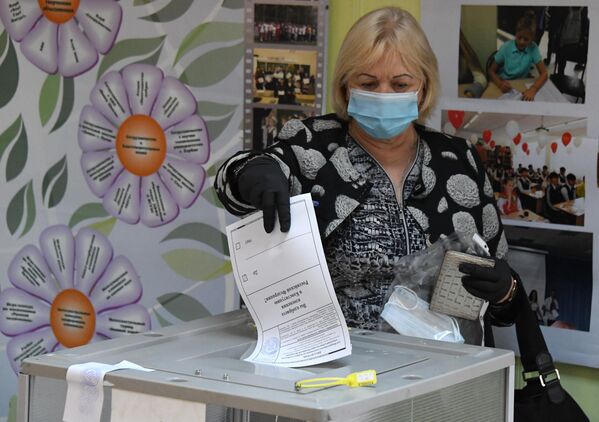 Женщина на избирательном участке No 726 во Владивостоке во время голосования по вопросу принятия поправок в Конституцию РФ
