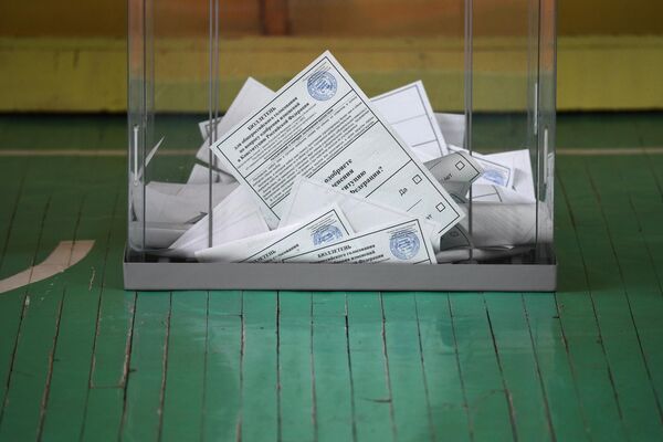 Урна для голосования с бюллетенями на избирательном участке в Новосибирске во время голосования по внесению поправок в Конституцию РФ