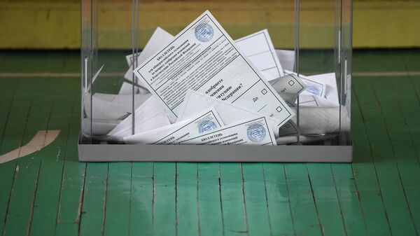 Урна для голосования с бюллетенями на избирательном участке
