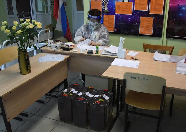На избирательном участке No 726 во Владивостоке во время голосования по вопросу принятия поправок в Конституцию РФ