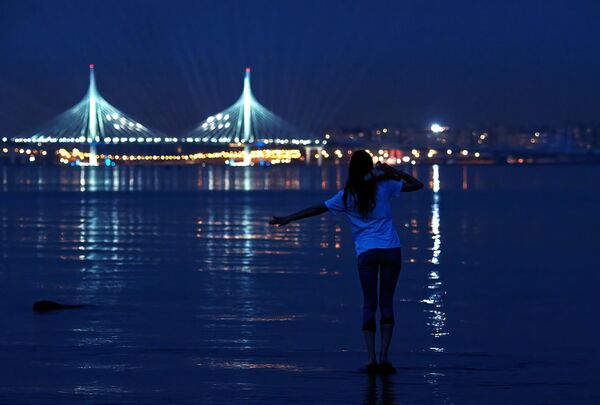 Девушка ожидает начала фейерверка на празднике выпускников Алые паруса в Санкт-Петербурге