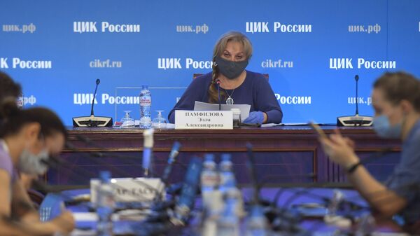 Председатель Центральной избирательной комиссии РФ Элла Памфилова (в центре) на заседании ЦИИК РФ