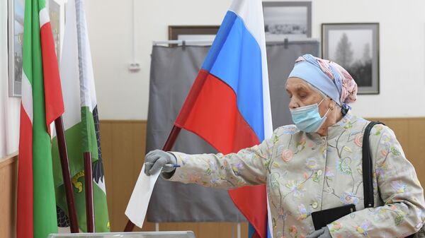 Голосование по внесению поправок в Конституцию РФ на избирательном участке № 43 в Казани
