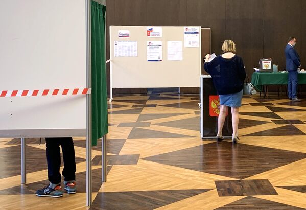 Женщина принимает участие в голосовании по внесению поправок в Конституцию РФ на избирательном участке в посольстве Российской Федерации в Париже