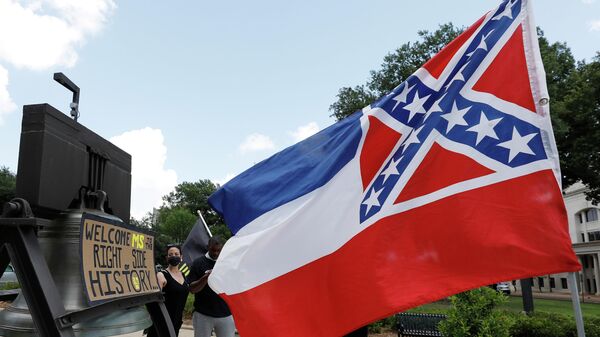 Флаг Миссисипи во время акции рядом с капитолием в городе Джексон
