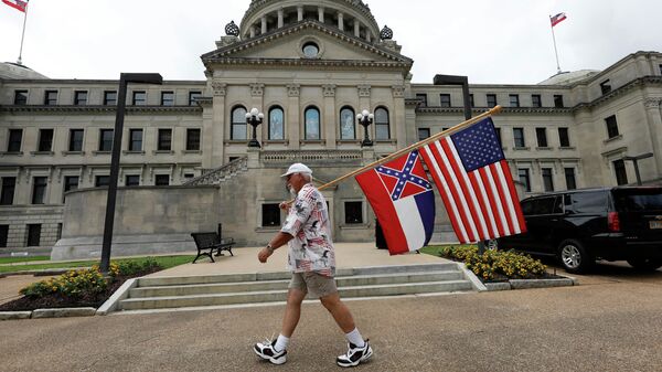 Флаг Миссисипи во время акции рядом с Капитолием в городе Джексон, должны рассмотреть вопрос об изменении флага штата