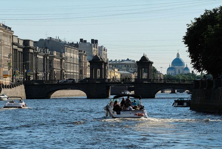 Прогулочные катера на реке Фонтанка и мост Ломоносова