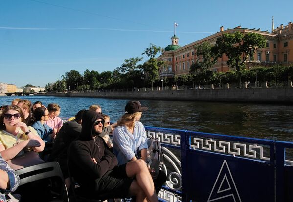 Туристы на прогулочном катере в Санкт-Петербурге