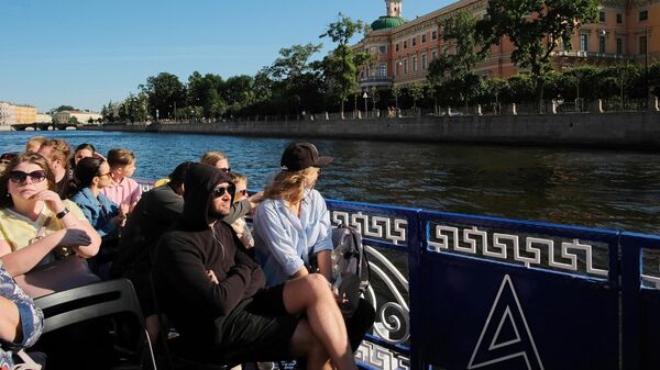 Туристы на прогулочном катере в Санкт-Петербурге