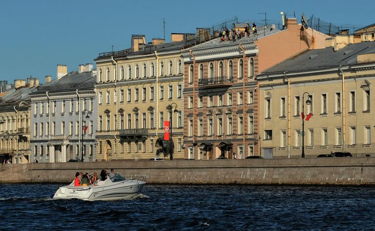 Прогулочный катер у Набережной Кутузова в Санкт-Петербурге